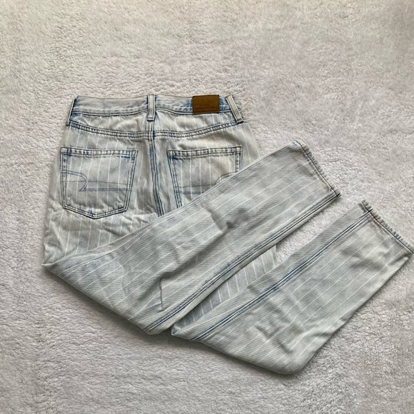 American Eagle High Rise Mom Jeans - Picture 4 of 6